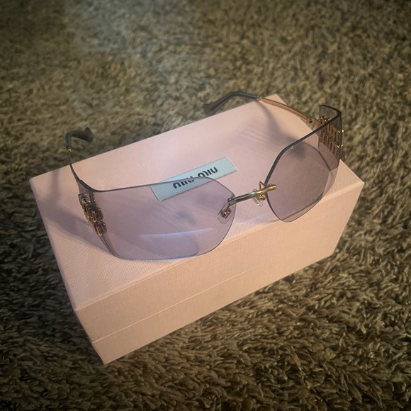 Chic Blue Tinted Sunglasses